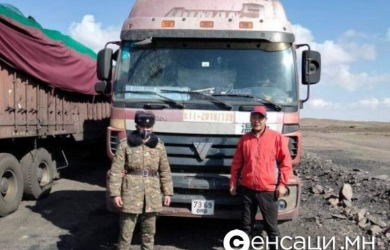 Хилийн цэрэг шатаж байсан автомашины жолоочийг сэрээж, галыг унтраалцжээ