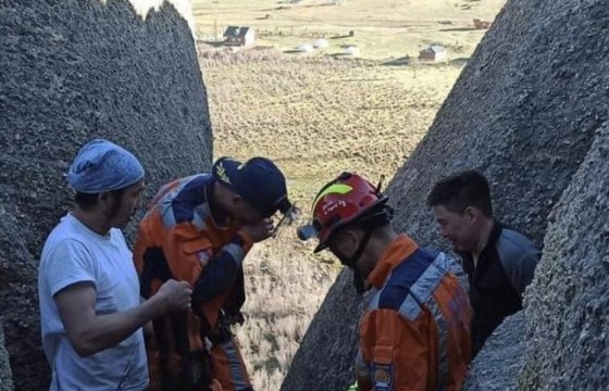 Мэлхий хаданд хавчуулагдсан иргэнийг аварчээ