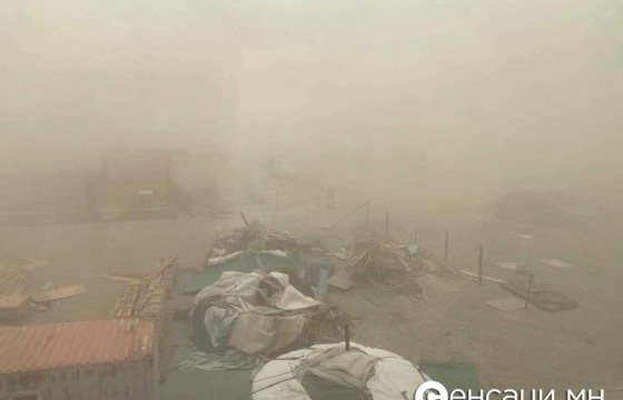 Хүчтэй шороон шуурганы улмаас 15 өрхийн гэр нурж, 27 орон сууц болон айлын байшингийн дээвэр хууларчээ