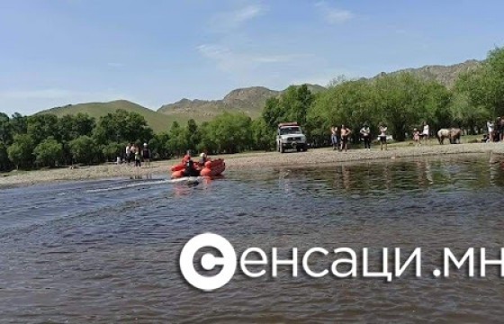 Жирэмсэн эмэгтэй, бага насны хүүхдүүд тээвэрлэж явсан машин“Ховд” голын усанд онхолджээ