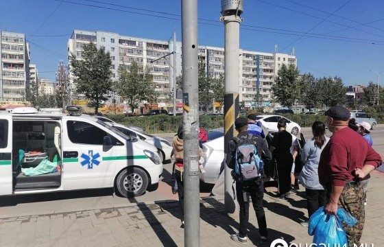 Төрөх өвдөлт өгсөн эмэгтэйг автомашинд эх барьж авчээ