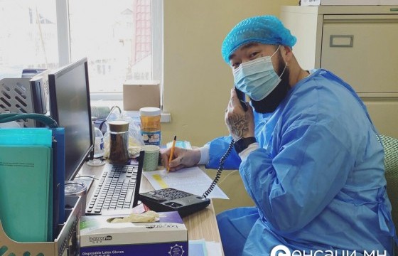 PHOTO PAPARAZZI: Gee өрхийн эмнэлэг дээр сайн дураар ажиллаж байна