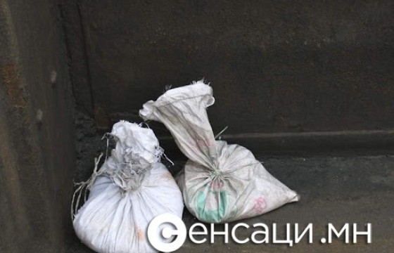 Ачааны галт тэргэнд хоёр ширхэг ууттай нунтаг зүйл нууж улсын хил нэвтрүүлэхээр завдсаныг хилчид илрүүлжээ.