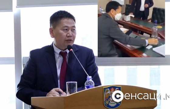 Хотын орлогч Б.Сүхбаатарын арын өрөөний хөргөгчинд байсан архи нь ЛАМ АРАВНАЙЛСАН гар угаадаг рашаан гэжээ