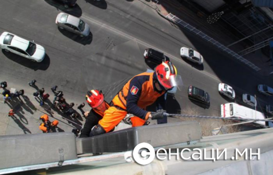 Дөрвөн настай хүүхэд тагтны цонхоор унах гэж байсныг аварчээ