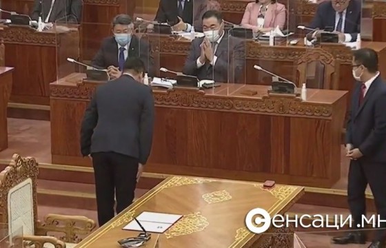 Шинэ гишүүн Ц.Идэрбат тангараг өргөх үеэрээ Б.Бат-Эрдэнэ гишүүнд мэхийж, хүндэтгэл үзүүлэв