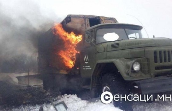 Цуваагаар явж байсан цэргийн машин шатжээ