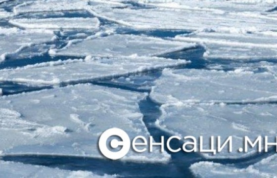 Голын мөс цөмөрч, суусан машиныг татан гаргалаа