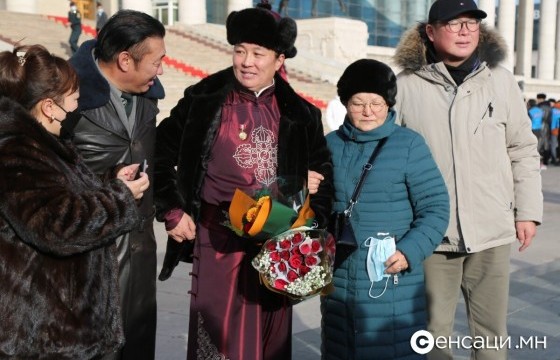  Гавьяат жүжигчин Г.Амгаланбаатар:Өнөөдөр миний төрсөн өдөр тохиож байна. Бэлгэ дэмбэрэлтэй сайхан үйл явдал болж байна