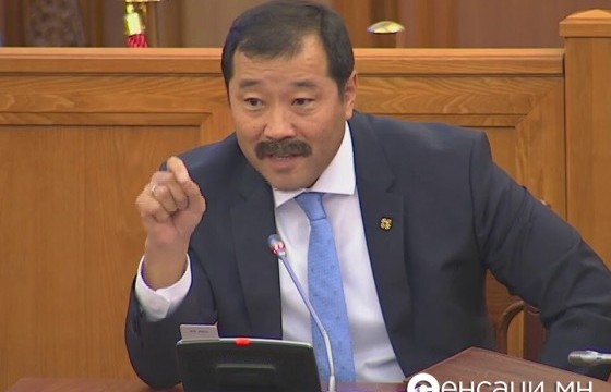 Ж.Бат-Эрдэнэ: Буруу рультэй машиныг 3-5 жилийн дараа хориглох саналтай байна