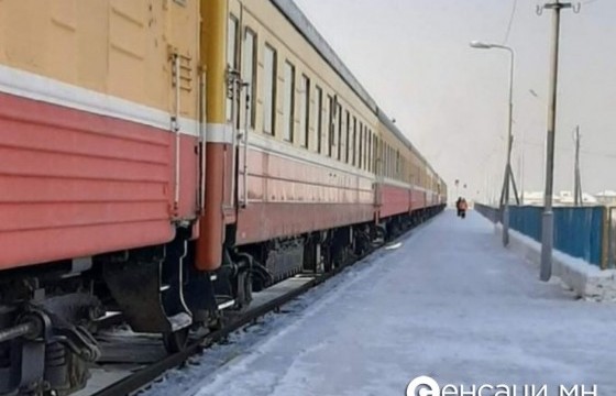 ШУУРХАЙ: Автомашины төмөр хийцэд хавчуулагдсан хоёр иргэнийг аварчээ
