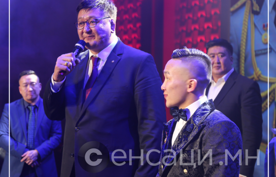 Монгол  улсын дархан аварга, МУ-ын гавъяат тамирчин Г.Өсөхбаяр  МУ-ын гавьяат тамирчин Э.Цэндбаатар хүндэтгэл үзүүлэн баяр хүргэлээ
