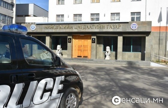  Гэртээ дүүтэйгээ хамт байсан охиныг зодож, хүчирхийлэхийг завджээ