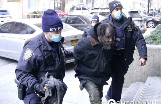 Нью-Йорк хотод арьс өнгөний үзэл гаргаж метроны урдуур Ази эмэгтэйг түлхэж амь насыг нь хохироожээ
