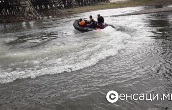 Орхон голын эргээс чулуунд тээглэсэн байдалтай эрэгтэй хүний цогцос олджээ